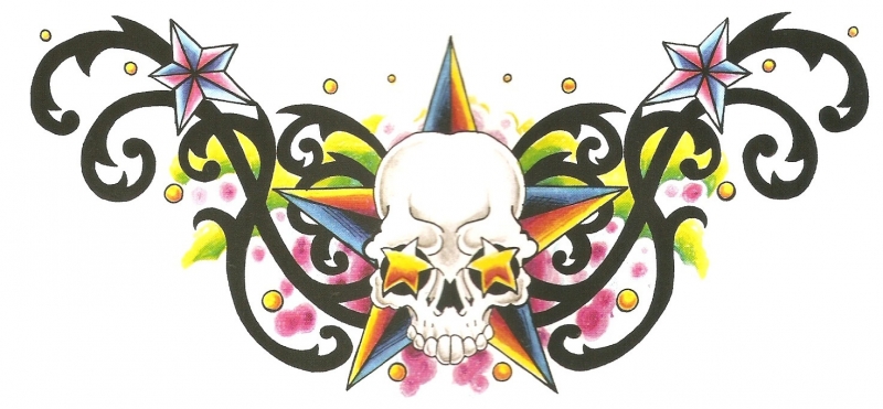 Skull en Kleuren Onderrug Tattoo